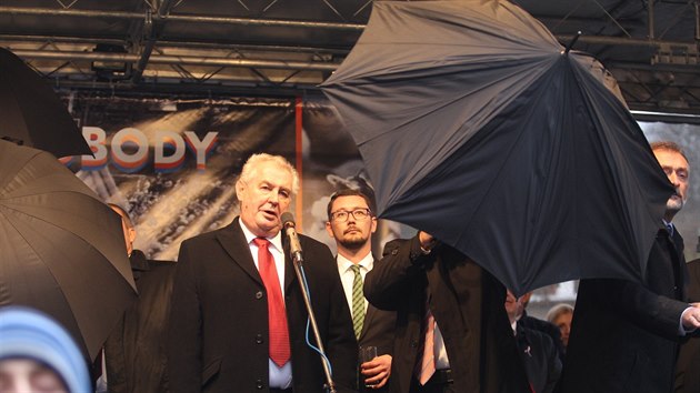 Demonstranti vypskali na Albertov prezidenta Miloe Zemana. Na pdiu jej ped vhozenmi pedmty brnila ochranka a tajemnk Jaroslav Hlinovsk (17. listopadu 2014).