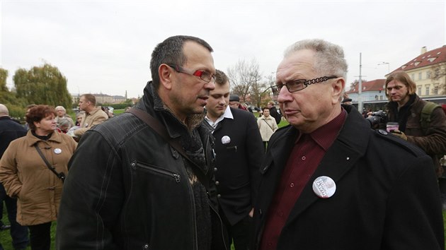 Setkání příznivců Miloše Zemana na pražském Klárově. Na snímku je Jaroslav Foldyna z ČSSD (vlevo) a předseda SPO Jan Veleba.
