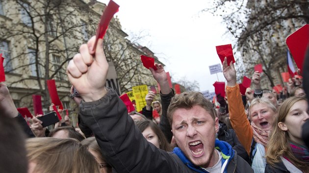 Demonstranti proti prezidentu Miloi Zemanovi na praskm Albertov.