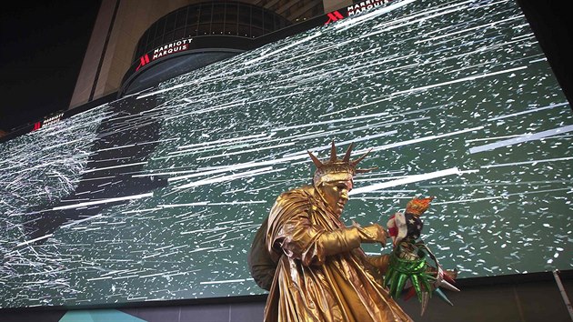 Na newyorskm Times Square se v ter veer rozsvtil nejvt reklamn panel na svt (19. listopadu 2014).