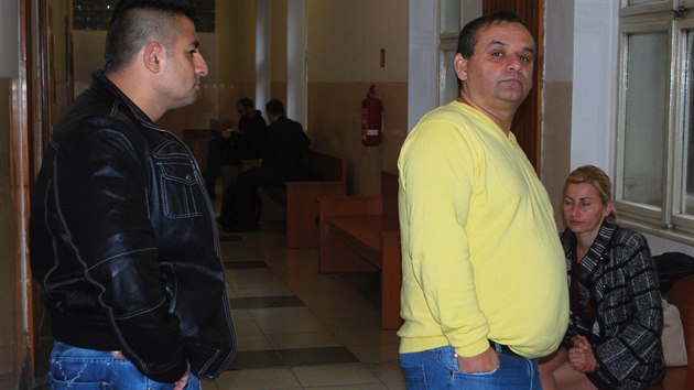 Na soud do Ostravy dorazil i nkdej starosta eskho Tna Jindich Sznapka z SSD. Vlevo Slavomr Buriansk. (10. listopadu 2014)