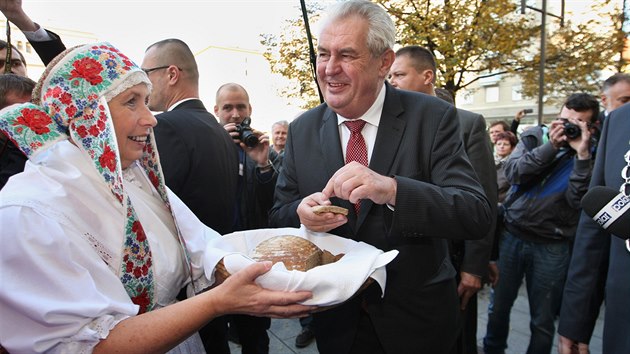 Prezidenta vítaly v Opavě ženy ve slezském kroji. Chléb Miloši Zemanovi podle vlastních slov moc chutnal. (11. listopadu 2014)