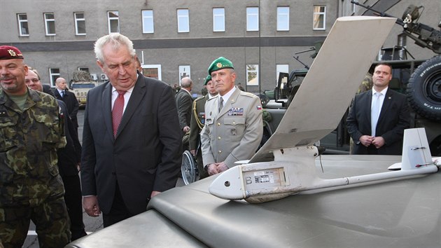 Prezidenta Miloe Zemana v Jaselskch kasrnch v Opav zaujal bezpilotn letoun, tzv. dron. (11. listopadu 2014)