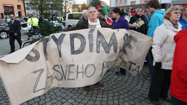 Opuštěného transparentu se na krnovském náměstí chopil Stefan Bogdal. (11. listopadu 2014)
