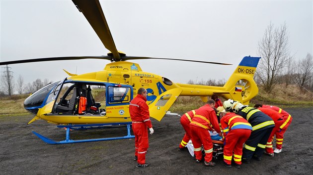 Zchrani s pomoc hasi penesli zrann do vrtulnku, kter pacienty transportoval do Popleninovho centra Fakultn nemocnice Ostrava. (18. listopadu 2014)