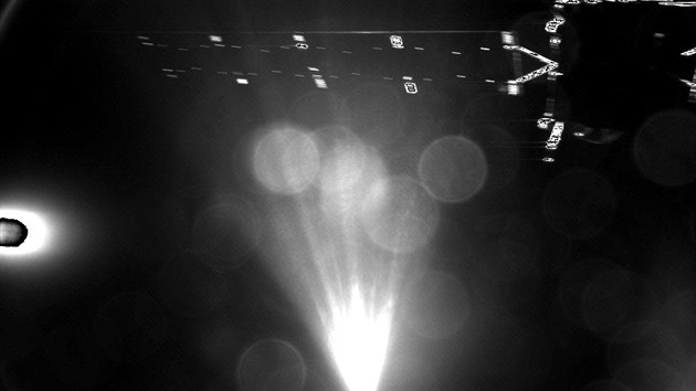 První snímek z modulu Philae po oddělení od sondy Rosetta. Pořídilo jej zařízení CIVA. V záběru lez špatně, ale přece jen rozeznat sondu Rosetta. Kvalita není nijak zázračná, ale snímek dokazuje, že alespoň hlavní systémy (především řídicí jednotka) pracují podle plánu a modul dělá to, k čemu byl naprogramován.
