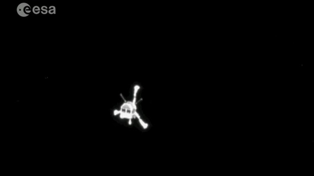 První snímek modulu Philae po odpoutání od Rosetty (pořízený aparaturou OSIRIS). Je v téměř ideálním technickém stavu, je vidět, že má vytažený podvozek, antény a je ve správné pozici.