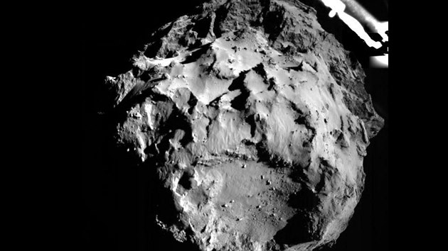 První fotografie pořízená modulem Philae před přistáním na kometu. Pořízena byla kamerou ROLIS, která se dívá z modulu dolů. Vznikla ve 14:38:41 UT z výšky tři kilometry nad povrchem. Rozlišení snímku je 3 metry na pixel.