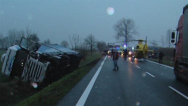 Na silnici . I/35 mezi Konecchlumm a Kamenic na Jinsku se srazila koda Fabia s nkladnm autem. (19. 11. 2014)