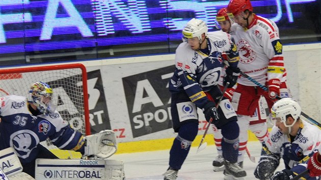 Plzesk brank Matj Machovsk zasahuje po akci hokejist Tince.
