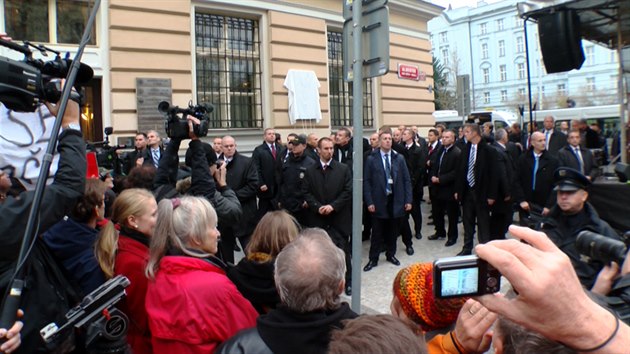 Německého prezidenta Gaucka trefilo v Praze vejce. (17. listopadu 2014)