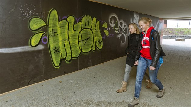 Nkter stavby, kter vznikly v nvaznosti na tunel Blanka, u taky stihli poniit sprejei. (11. listopadu 2014).