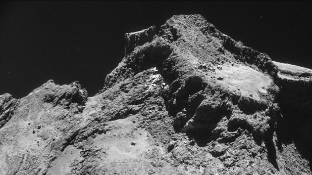 Snmky povrchu komety 67P/urjumov-Gerasimenko z paluby sondy Rosetta ze vzdlenosti mn ne 10 kilometr.