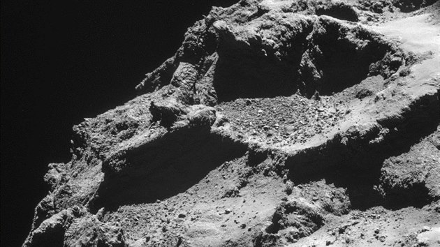 Dramatick scenrie. Kdy se Rosetta dostala ble, ukzalo se, e povrch komety je velmi dramaticky vyhlejc krajina pln nebezpe a rizik pro pistn. Snmky povrchu komety 67P/urjumov-Gerasimenko byly pozeny z paluby sondy Rosetta ze vzdlenosti mn ne 10 kilometr.