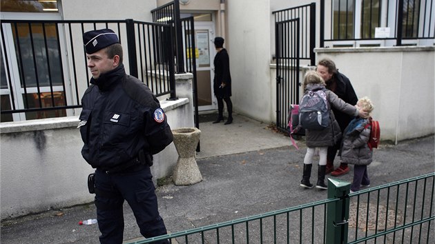 Ptrn po tygrovi zamstnalo destky policist, hasi i lovc. Obyvatel paskho pedmst mli doporueno nevychzet z dom, ped kolami hldkovala policie (14. listopadu 2014)