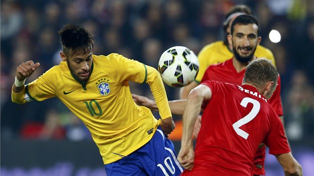 Brazilec Neymar pronik tureckou obranou. 