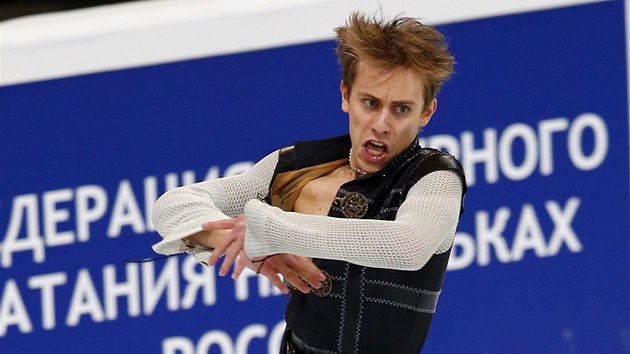 Michal Bezina v krtkm programu v zvodu krasobruslask Grand Prix v Moskv.