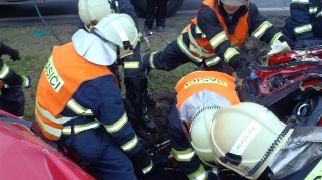 Tragická dopravní nehoda uzavřela na šest hodin silnici z Plzně na Karlovy Vary. Po střetu s nákladním vozem zemřela řidička osobního auta.