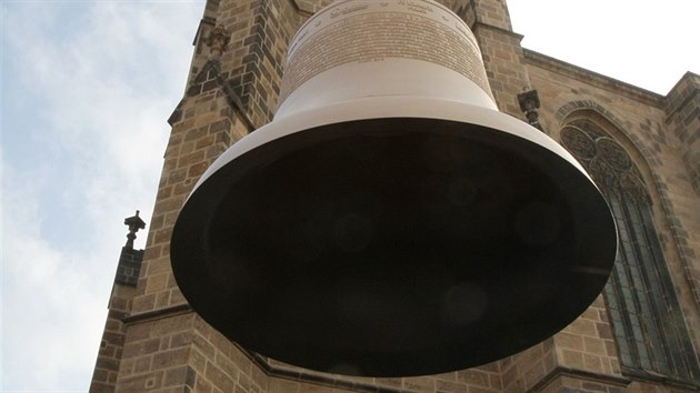 Zvona Petr Rudolf Manouek pivezl nejvt z novch zvon pro katedrlu sv. Bartolomje. Zrove pivezl i zvon Prokop, kter u na vi byl a nyn ho zvonai jen vyistili.