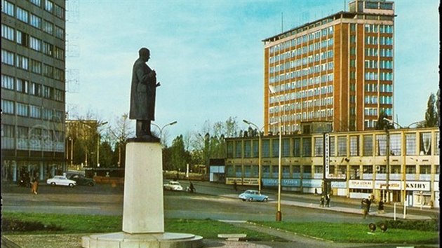 Socha Klementa Gottwalda stála od roku 1961 v Gottwaldově na náměstí Rudé armády (nyní ve Zlíně náměstí Práce) u obchodního domu Prior.