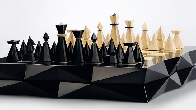  Exkluzivní souprava Kubistické šachy obsahuje ručně vyřezávané figurky z javorového dřeva a šachovnici. 
