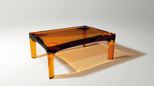 Usednout k „jantaru“ umožní světlem prozářený jantarový stůl Amber, diplomová práce na škole designu ve Švédsku. 
