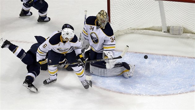 Glman  Michal Neuvirth z Buffala el ve spoluprci s Mikem Weberem anci St. Louis.