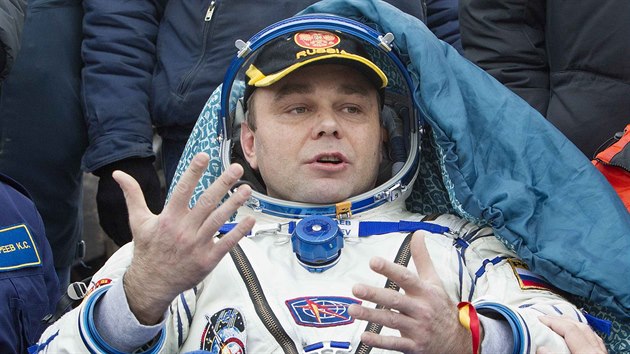 Rusk kosmonaut Maxim Surajev po pistn do stepi v v Kazachstnu 10. listopadu 2014.