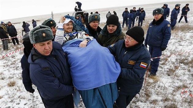 Pozemní personál přenáší německého kosmonauta Alexandra Gerse po přistání v Kazachstánu. Na ISS strávil šest měsíců. (10. listopadu 2014)