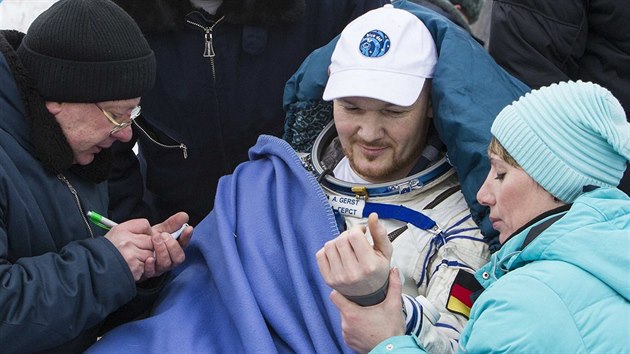 Německý kosmonaut Alexander Gerst si nechává kontrolovat tep.