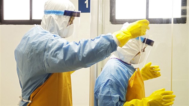 Lkai v nemocnici na dominiknsk leteck zkladn v Santo Domingu si oblkaj ochrann obleky kvli ebole.