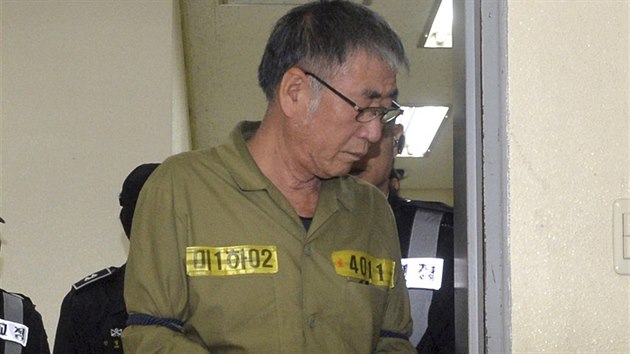 Kapitán trajektu I Čun-sok přichází k soudu, který vynesl verdikt nad 15 členy posádky. Kapitána, kterému je 69 let, poslal do vězení na 36 let.