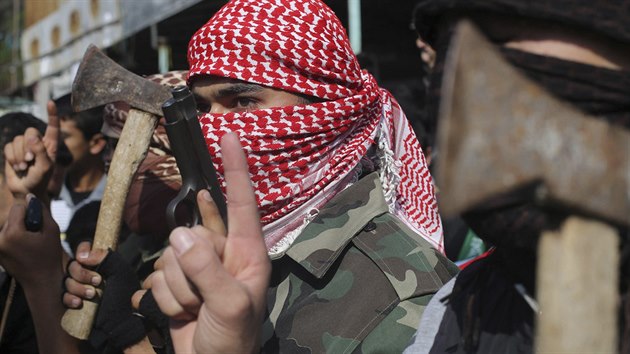 Maskovan Palestinci v Rafahu oslavovali tok na idy v synagoze v Jeruzalm.