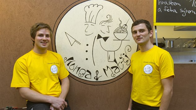 Jan Tle (vlevo) a Matj uptovsk, kamardi z Pardubic, se rozhodli, e si v Praze otevou tstovinov bistro.