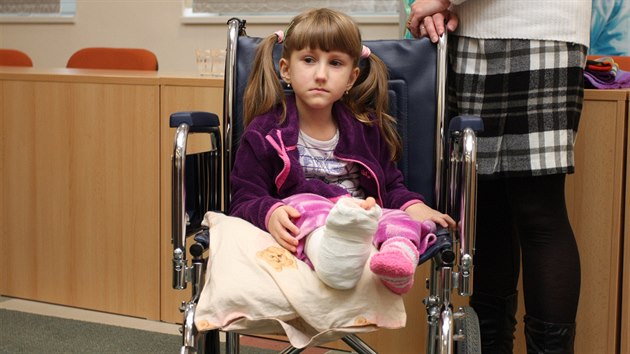 Sedmilet Veronika Hamblkov trp extrmn lomivost kost. Po tech operacch v perovsk nemocnici se ale bl jej sen postavit se na nohy a chodit.