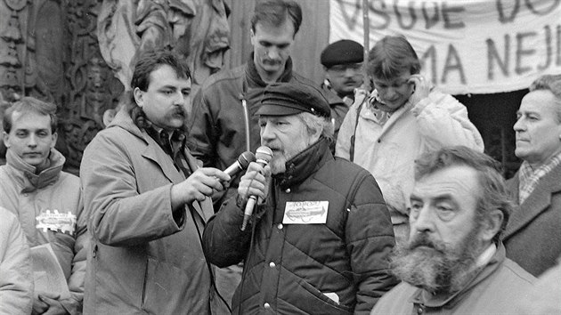 Josef Jařab s mikrofonem mluví k davům Olomoučanů – to bylo v listopadových i prosincových dnech roku 1989 v Olomouci k vidění často.
