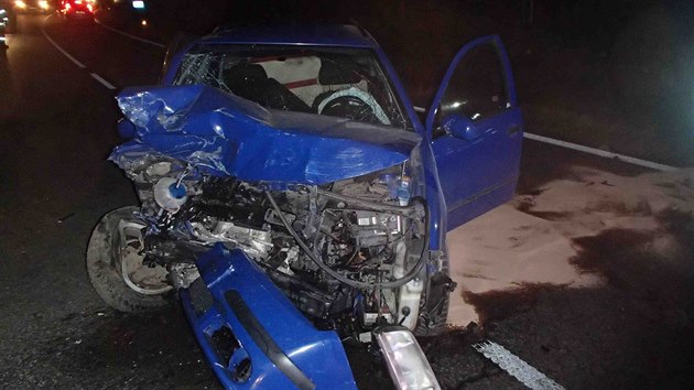 Po nehod u Lukavic na Zbesku shoelo jedno z aut.