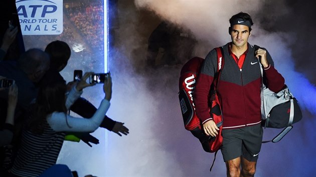 Roger Federer nastupuje k zápasu s Keiem Niikorim.