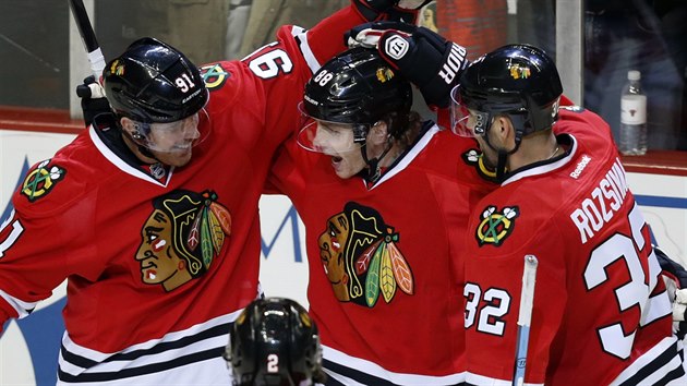 Brad Richards, Patrick Kane a Michal Rozsval (zleva) slav trefu Chicaga.