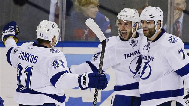 Steven Stamkos (91), Ryan Callahan (24) a Radko Gudas (7) oslavuj gl Tampy Bay.