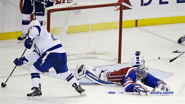 Henrik Lundqvist neuhjil branku New York Rangers, pekonv ho Ryan Callahan z Tampy Bay.