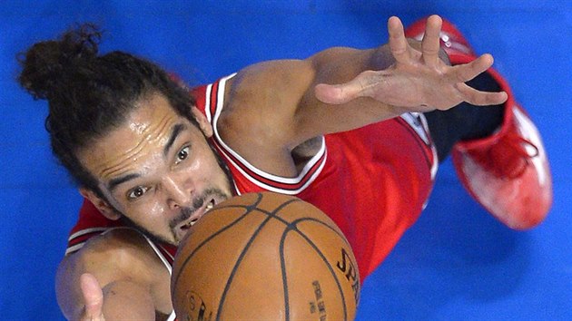 Joakim Noah z Chicaga zstal na doskoku zcela neatakovn.