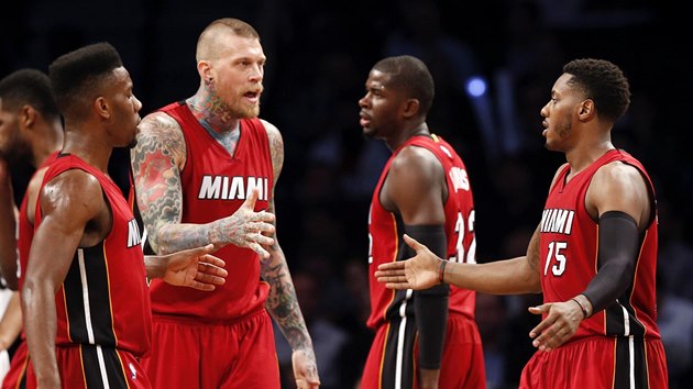 Norris Cole, Chris Andersen, James Ennis a Mario Chalmers (zleva) se raduj z poveden akce Miami Heat.