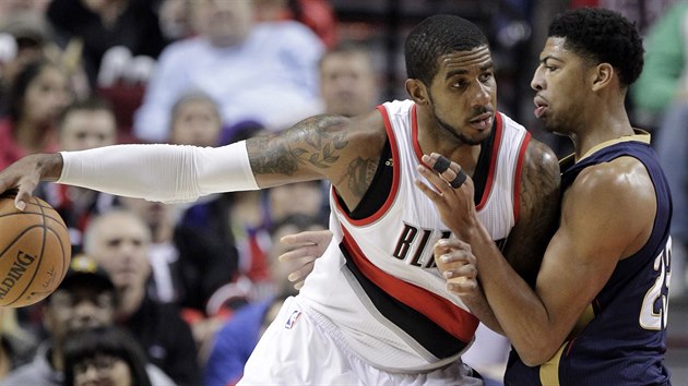 LaMarcus Aldridge (vlevo) z Portlandu pi petlaovan s Anthonym Davisem z New Orleans.