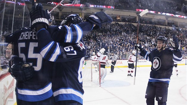 Mark Scheifele (55), Michael Frolk (67) a Toby Enstrm (39) slav gl Winnipegu proti New Jersey.