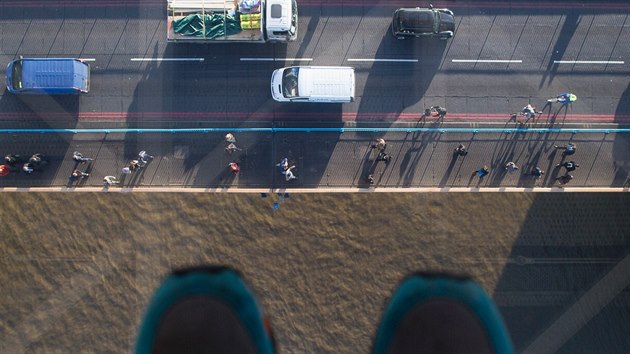 Pohled ze skleněné plošiny na londýnském mostě Tower Bridge