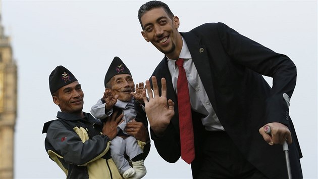 Nejmenší muž světa Čandra Bahádur Dangi z Nepálu a nejvyšší muž světa Sultan Kösen z Turecka. Rozdíl jejich výšek činí 196 centimetrů.