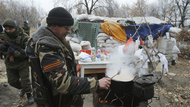 Prorut separatist si va jdlo na checkpointu v blzkosti donckho letit (Donbas, 18. listopadu 2014).