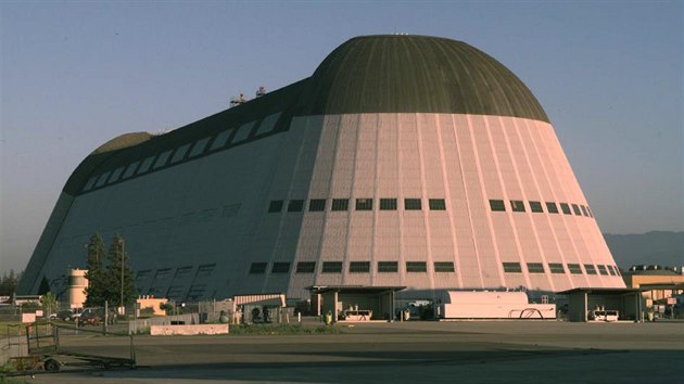 Hangár 1 na letecké základně Moffett Field, jejíž část si na 60 let pronajal Google.