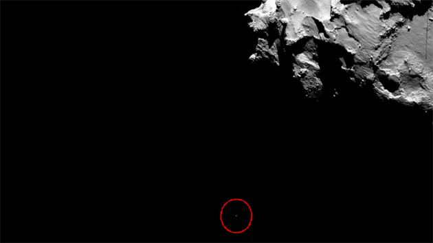 Jen pro srovnání velikostí, abychom věděli, co vědci hledají. Tečka v červeném kruhu je přistávající Philae, vpravo nahoře pak vykukuje kus komety. Snímek je pořízen kamerou OSIRIS na palubě Rosetty ve středu v 15:19:22.